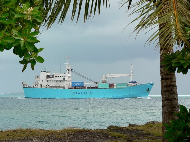 02- L'Awaikinui devant la marina 